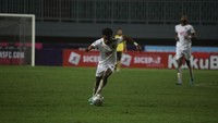 Penyerang sayap PSM Yakob Sayuri beradu sprint ke gawang Rans Nusantara FC. Foto: Dok. PSM Makassar/Adhiaksa Mursalim