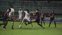 Penyerang sayap PSM Kenzo Nambu berduel dengan bek Rans Nusantara FC. Foto: Dok. PSM Makassar/Adhiaksa Mursalim