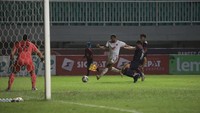 Everton Nascimento hendak melepaskan tendangan ke gawang Wawan Hendrawan. Foto: Dok. PSM Makassar/Adhiaksa Mursalim