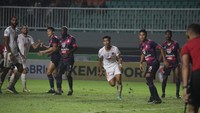 Pemain PSM bersiap menyambut bola corner. Foto: Dok. PSM Makassar/Adhiaksa Mursalim