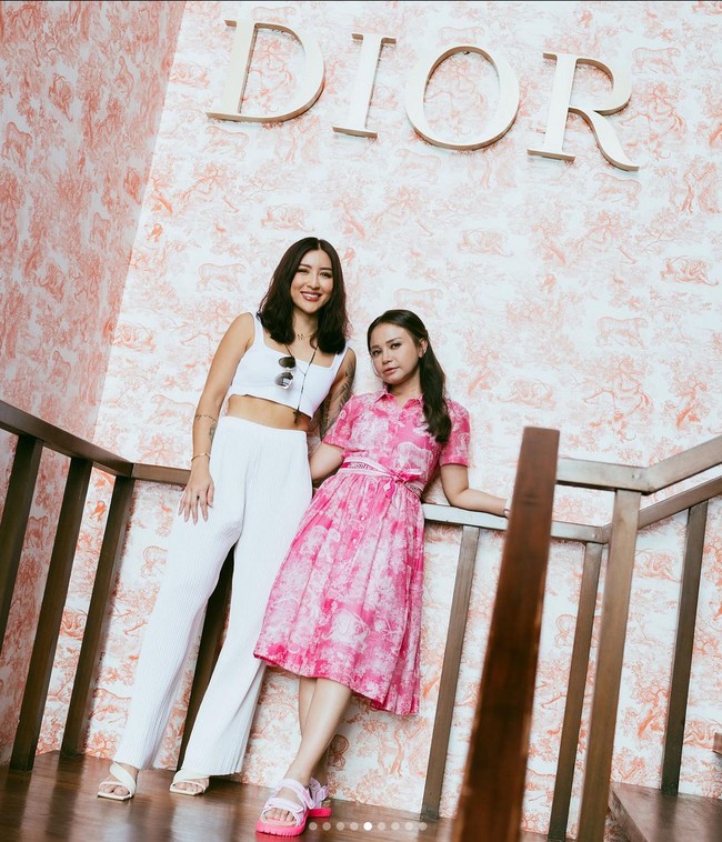 Penampilan Rossa yang serba pink membuat netizen gemas. Banyak yang memuji dia terlihat imut, bahkan ada yang menyebut dia jadi seperti anak SMA. Foto: Instagram/@itsrossa910 @malvava