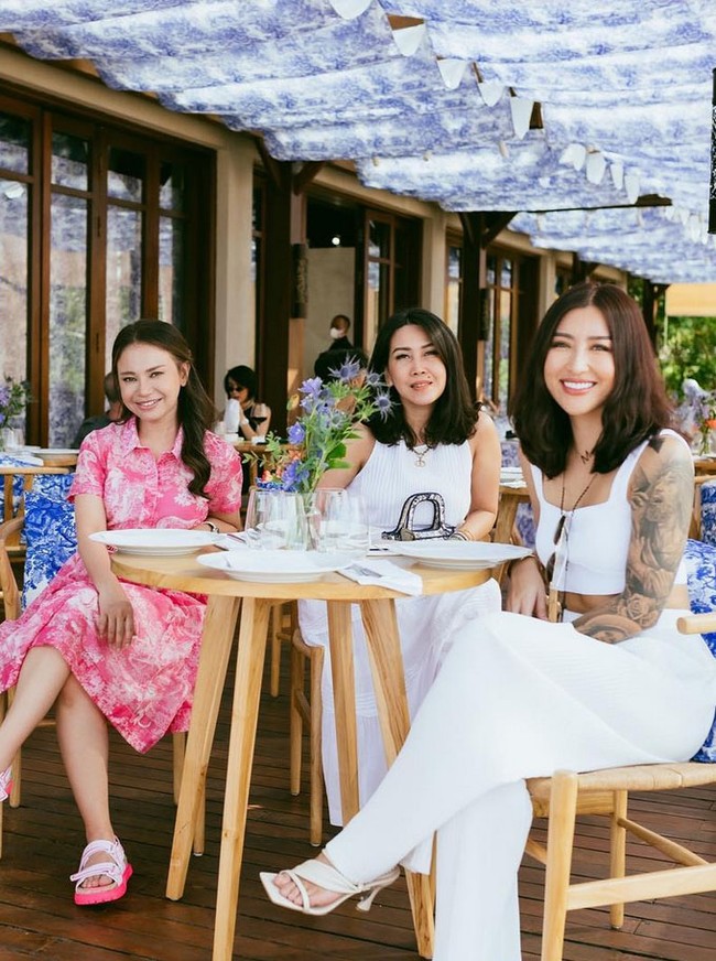 “Mbk Rosa imut dan wajahnya alami gk ada yg dirombak❤️,” puji netizen lainnya. Foto: Instagram/@itsrossa910 @malvava