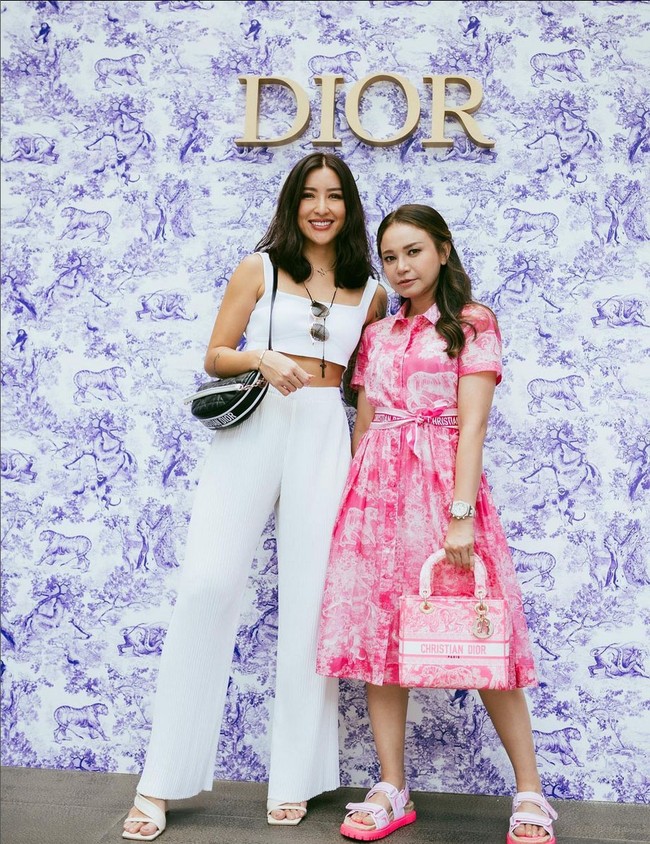 Rossa tampak berpose dengan salah satu temannya, seorang makeup artist yang juga influencer bernama Malva Soewarno. Foto: Instagram/@itsrossa910 @malvava