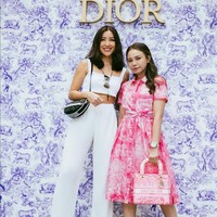 Rossa tampak berpose dengan salah satu temannya, seorang makeup artist yang juga influencer bernama Malva Soewarno. Foto: Instagram/@itsrossa910 @malvava