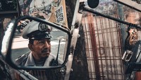 Portrait Dedi dari spion kendaraan. Permasalahan lalu lintas di jalan yang menghubungkan kota Tangerang dan Jakarta Selatan itu kerap terjadi terutama saat warga berangkat dan pulang kerja sehingga kehadiran Supeltas seperti Dedi dapat membantu kelancaran lalu lintas.  