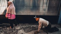 Sehari-hari Dedi berangkat menuju tempat ia bertugas menggunakan sepeda motor miliknya yang telah dimodifikasi menggunakan roda tiga. Setelah memarkirkan motornya, ia berjalan merangkak menuju persimpangan untuk mengatur lalu lintas.