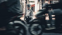 Saat bertugas mengatur lalu lintas Dedi mengenakan seragam kepolisian lengkap dengan aksesorisnya yang didapat dari Polda Metro Jaya dan Polres Metro Tangerang Kota.