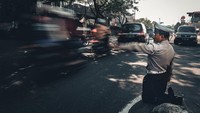 Ahmad Junaedi mengatur lalu lintas di persimpangan Jalan Ciledug Raya dan Jalan Gotong Royong, Larangan, Tangerang, Banten. Suara klakson kendaraan bermotor bersahutan di Jalan Ciledug Raya saat sebuah mobil keluar dari Jalan Gotong Royong menuju jalan raya. Dengan sigap Ahmad Junadi mengatur kendaraan yang melintas agar lalu lintas tetap lancar.  