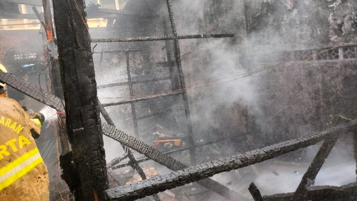 Sebuah rumah di kawasan Senen, Jakarta Pusat (Jakpus), hangus terbakar. Dikabarkan, di rumah itu ada 3 anak kecil yang sedang bermain saat awal api menyala. (dok Sudin Gulkarmat Jakpus)