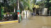 Kejadian banjir ini sudah yang ke-6 kali sejak 2019. Kami ini warga tinggal sudah 12 tahun dan belum pernah mengalami kebanjiran, bahkan hujan deras selama dua hari dua malam itu surut hanya dalam hitungan menit, kata Ali. (M Sholihin/detikcom)
