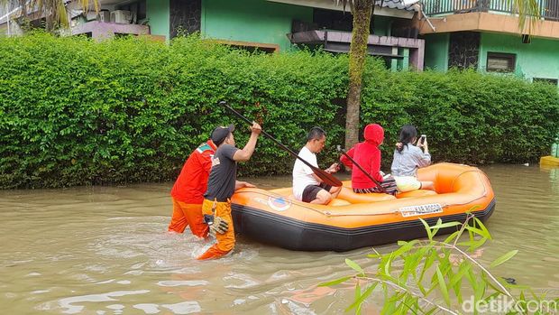 Sejak tadi malam banjir masih menggenangi 60 rumah di Perumahan Mutiara Hijau Kelurahan Pakansari, Kecamatan Cibinong, Kabupaten Bogor, Jawa Barat (Jabar). (M Sholihin/detikcom)