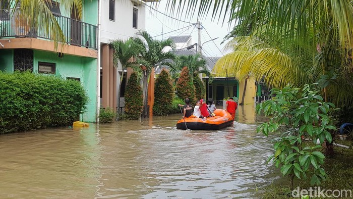 Sejak tadi malam banjir masih menggenangi 60 rumah di Perumahan Mutiara Hijau Kelurahan Pakansari, Kecamatan Cibinong, Kabupaten Bogor, Jawa Barat (Jabar). (M Sholihin/detikcom)
