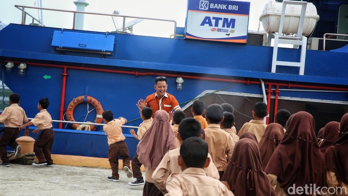 Semangat Anak-anak di Tapal Batas Menabung Untuk Masa Depan Semangat Anak-anak di Tapal Batas Menabung Untuk Masa Depan