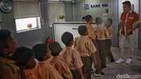 Di Pulau Telaga Kecil, ada satu sekolah yaitu SDN 006 Telaga Kecil yang memiliki 28 murid. Dulunya sekolah ini mengadakan program menabung secara pribadi yang dikumpulkan oleh sekolah.   