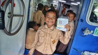 Pasalnya, kehadiran perbankan di pulau terluar sangat terbatas sehingga Teras BRI Kapal jadi solusi membantu persiapan masa depan anak usia sekolah.
