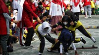 Anak-anak terjatuh dalam lomba bakiak tandem. Lomba ini bertujuan untuk memeriahkan HUT ke-77 Republik Indonesia.