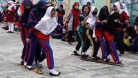 Ekspreso keceriaan terlihat saat bakiak tandem. Lomba ini dimulai sejak pukul 07.00 WIB.