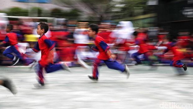 Sejumlah siswa-siswi mengikuti lomba dalam rangka HUT ke-77 RI di SDN Semper Barat 13/14, Cilincing, Jakarta Utara, Selasa (16/8/2022).