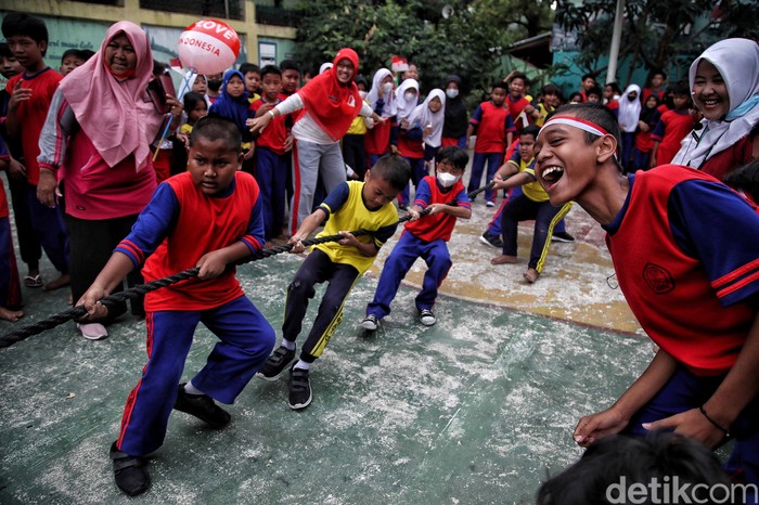 Sejumlah siswa-siswi mengikuti lomba dalam rangka HUT ke-77 RI di SDN Semper Barat 13/14, Cilincing, Jakarta Utara, Selasa (16/8/2022).