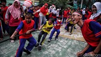 Sorak-sorai penonton saat lomba tarik tambang membuat suasana lomba HUT RI tambah meriah.