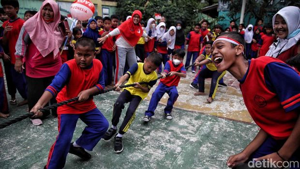 Sejumlah siswa-siswi mengikuti lomba dalam rangka HUT ke-77 RI di SDN Semper Barat 13/14, Cilincing, Jakarta Utara, Selasa (16/8/2022).