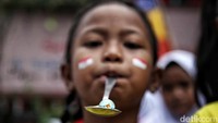 Lomba membawa kelereng dengan sendok juga dipertandingkan di SDN tersebut. Lomba ini membutuhkan konsentrasi agar kelereng tidak jatuh.