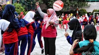 Guru dan murid antusias mengikuti lomba.