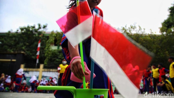 Sejumlah siswa-siswi mengikuti lomba dalam rangka HUT ke-77 RI di SDN Semper Barat 13/14, Cilincing, Jakarta Utara, Selasa (16/8/2022).