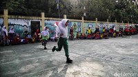 Sejumlah siswa mengikuti lomba dalam rangka HUT ke-77 RI di SDN Semper Barat 13/14, Cilincing, Jakarta Utara, Selasa (16/8/2022).