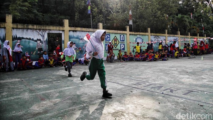 Sejumlah siswa-siswi mengikuti lomba dalam rangka HUT ke-77 RI di SDN Semper Barat 13/14, Cilincing, Jakarta Utara, Selasa (16/8/2022).