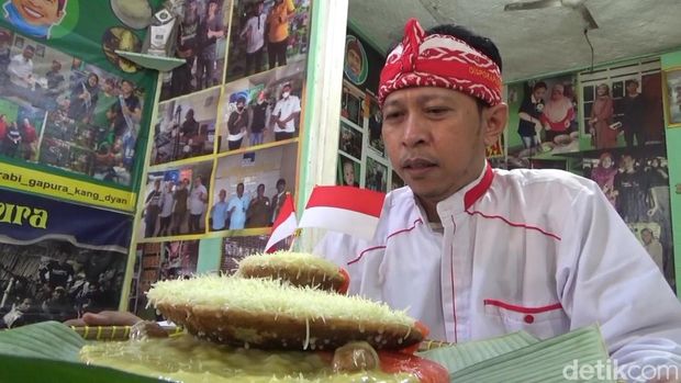 Serabi jumbo bertema Merah Putih.