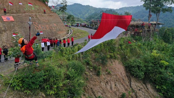 Srikandi bentangkan bendera di tebing curam Kabupaten Subang