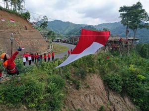 Keren! Duet Srikandi Kibarkan Bendera di Tebing Curam Cisalak Subang