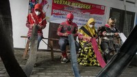 Lomba yang digelar relawan berkostum superhero bersama sejumlah anak yatim korban COVID-19 tersebut untuk berbagi kebahagian dan memeriahkan HUT ke-77 Kemerdekaan Indonesia.