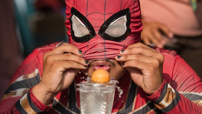 SUPERHERO LOMBA MERAYAKAN HUT RI Relawan mengenakan kostum superhero mengikuti lomba menangkap angsa di Sukoharjo, Jawa Tengah, Selasa (16/8/2022). Lomba yang digelar relawan berkostum superhero bersama sejumlah anak yatim korban COVID-19 tersebut untuk berbagi kebahagian dan memeriahkan HUT ke-77 Kemerdekaan Indonesia. ANTARA FOTO/Mohammad Ayudha/foc.