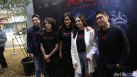 Syifa Hadju tampi mencolok dengan lipstik merah dan blazer putih di antara tim dan bintang film Jailangkung Sandekala saat dijumpai di kawasan Epicentrum, Jakarta Selatan. Foto: Noel/detikHOT