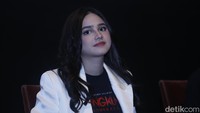 Lipstik merah yang dipakai Syifa Hadju saat menghadiri peluncuran poster dan official trailer Jailangkung Sandekala mencuri perhatian. Foto: Noel/detikHOT