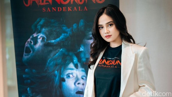 Bibir Merah Merona Syifa Hadju