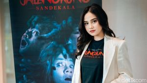 Bibir Merah Merona Syifa Hadju