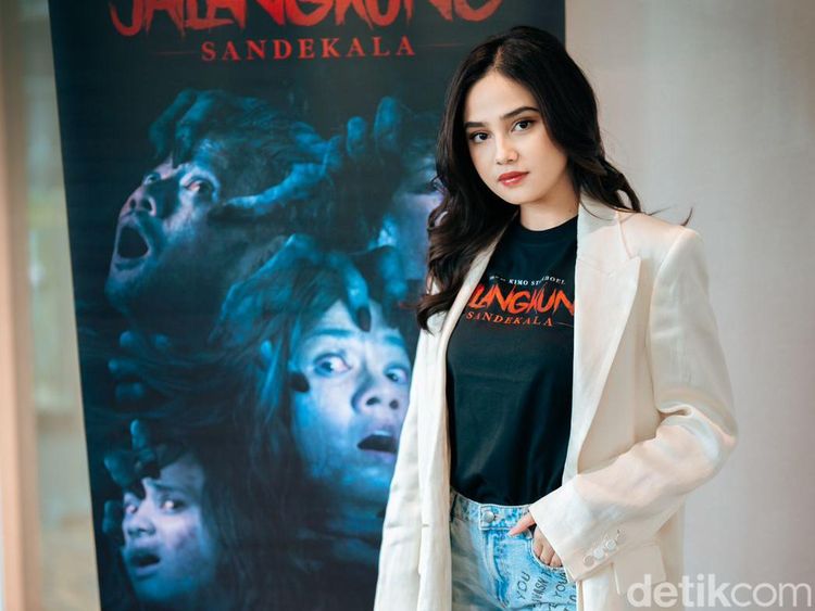 Bibir Merah Merona Syifa Hadju