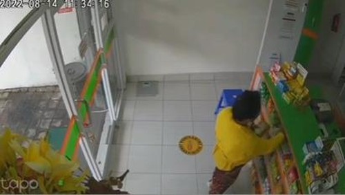 Tangkapan layar video viral ibu-ibu mencuri di apotek Indobat, Blahbatuh, Gianyar.