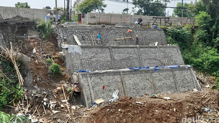 Tembok antilongsor di jurang Jl Raya Cilebut, Kota Bogor, Jawa Barat, 16 Agustus 2022. Pengerjaan hampir rampung. (Muchamad Sholihin/detikcom)