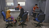 Begini suasana layanan perbankan di bank apung ini, tak ada bedanya dengan bank konvensional di daratan. Layanan Teras BRI Kapal ramai didatangi nasabah yang tinggal di pulau-pulau. Bank terapung bisa melayani hingga 100 transaksi per harinya, dengan nilai mencapai Rp 600 juta. Adapun jumlah tersebut mencakup transaksi simpanan, pinjaman, setor, tarik, dan transfer. Dari jumlah itu, 95% di antaranya yaitu transaksi simpanan.