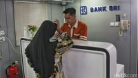 Warga pulau di kepulauan Anambas mendapatkan layanan di Teras BRI Kapal. Sistem ini mempermudah nasabah hingga tidak perlu jauh-jauh melintasi pulau ke Bank BRI terdekat di ibu kota kabupaten.  Diketahui, berdasarkan data per 31 Juli 2022 jumlah masyarakat yang dilayani oleh Teras BRI Kapal sebanyak 272 nasabah pinjaman dan 5.923 nasabah tabungan dari keenam pulau. Dengan nasabah terbanyak berada di Pulau Bayat.