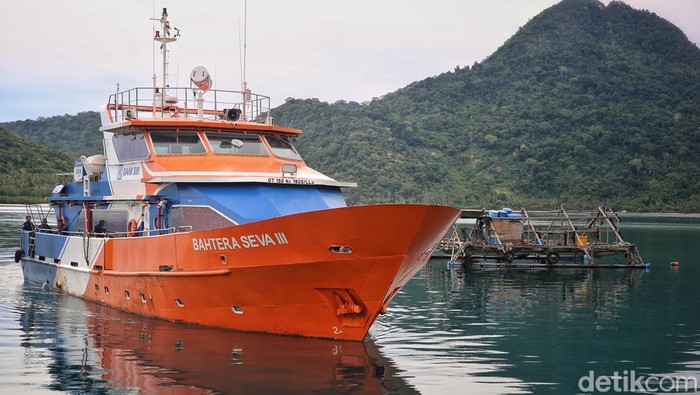 Teras BRI Kapal bersandar di Pulau Telaga Kecil, Kabupaten Kepulauan Anambas, Kepulauan Riau, Rabu (3/8/2022). Bupati Kepulauan Anambas Abdul Haris memaparkan Kepulauan Anambas masih menyimpan potensi ekonomi lainnya. Tak hanya perikanan saja, melainkan juga peluang usaha kerajinan.