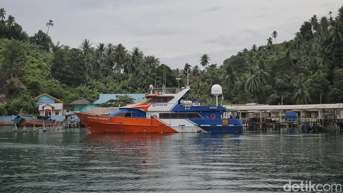 Teras BRI Kapal Arungi Lautan Untuk Ekonomi Rakyat di Anambas Teras BRI Kapal bersandar di Pulau Telaga Kecil, Kabupaten Kepulauan Anambas, Kepulauan Riau, Rabu (3/8/2022). Bupati Kepulauan Anambas Abdul Haris memaparkan Kepulauan Anambas masih menyimpan potensi ekonomi lainnya. Tak hanya perikanan saja, melainkan juga peluang usaha kerajinan.