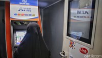 Mesin ATM ada juga di bank apung, Teras BRI Kapal. Keren, bukan?  Tak heran, kehadiran layanan bank terapung dari BRI disambut positif oleh masyarakat. Banyak warga terbantu karena dipermudah untuk akses ke bank. Mereka tidak perlu lagi menempuh perjalanan jauh melewati laut ke Tarempa.