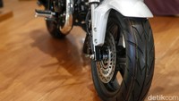 Pada bagian pengereman, sepeda motor ini memiliki rem cakram depan berdiameter 220 mm dan rem cakram belakang berdiameter 190mm. 