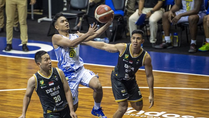 Tim Basket Prawira Bandung Kalahkan Dewa United Surabaya Pebasket Dewa United Surabaya Jamarr A Johnson (kanan) berusaha menghadang lemparan bola dari pebasket Prawira Bandung Dennis D Miles Jr (kiri) saat pertandingan Playoff Liga Bola Basket Indonesia (IBL) Tokopedia 2022 di Gor C-Tra Arena, Bandung, Jawa Barat, Selasa (16/8/2022). Prawira Bandung berhasil mengalahkan Dewa United Surabaya dengan skor 69-65. ANTARA FOTO/M Agung Rajasa/foc.
