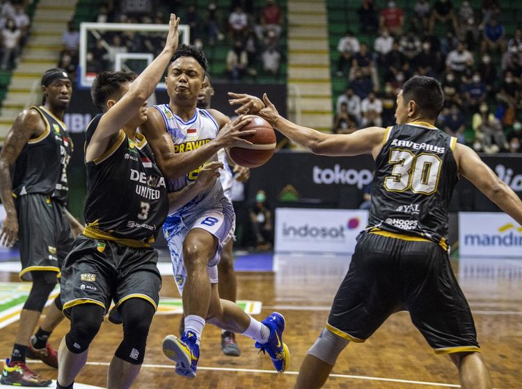 Tim Basket Prawira Bandung Kalahkan Dewa United Surabaya
